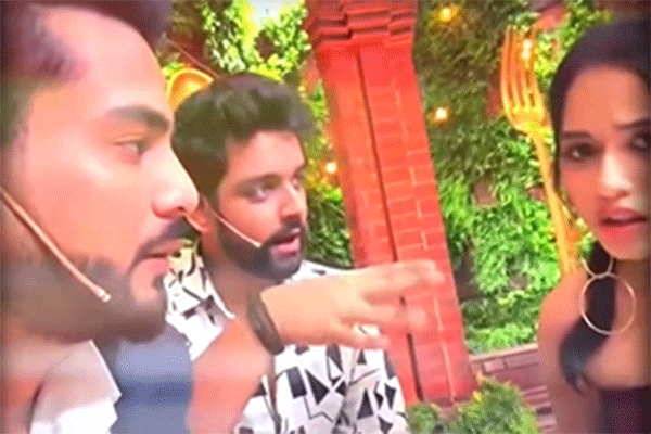 एल्विश यादव ने शेयर किया फ्लाइट में सफर  का  एक्सपीरियंस ,बाल बाल बचे यूट्यूबर