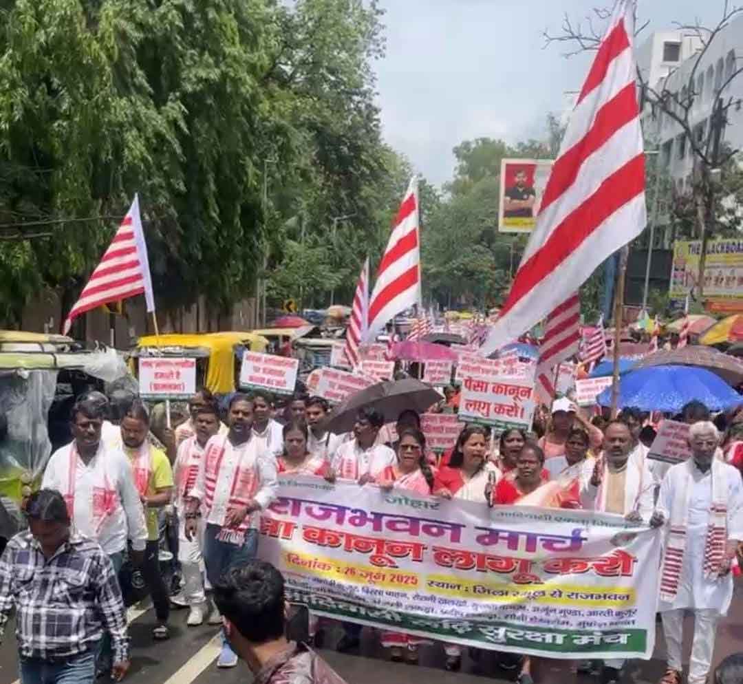 पेसा कानून लागू करने की मांग तेज, आदिवासी रूढ़ि सुरक्षा संघ ने किया राजभवन मार्च