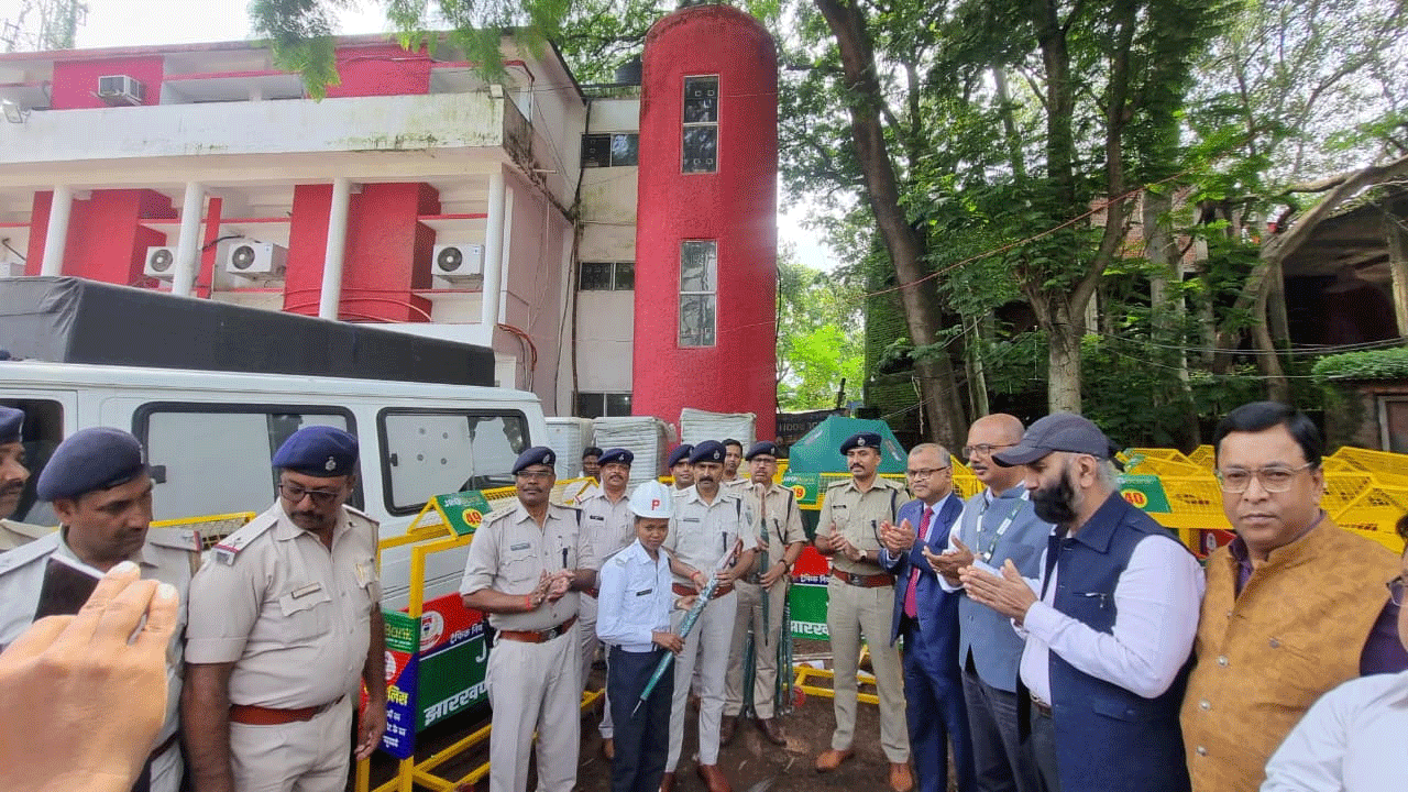 झारखंड ग्रामीण बैंक ने ट्रैफिक पुलिस को दिए बैरिकेडिंग और छाते