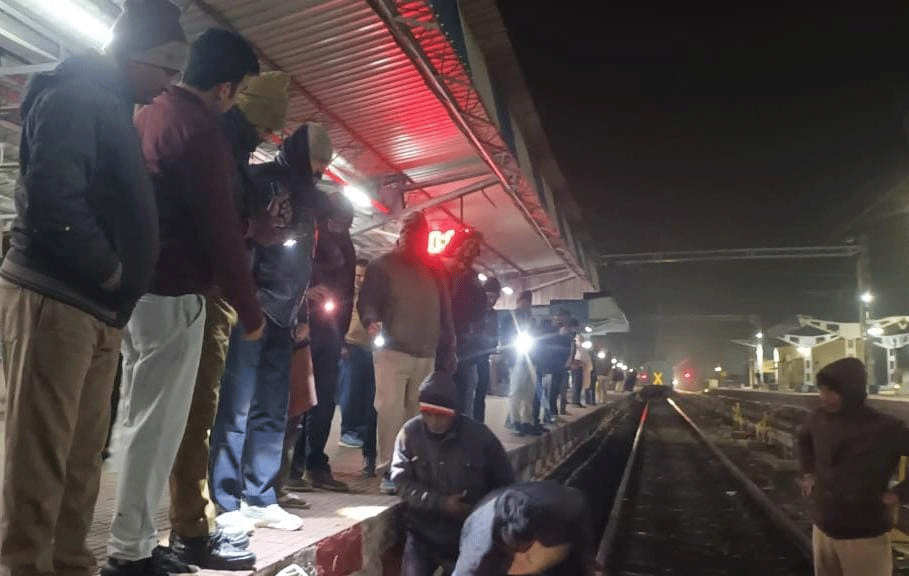 गोमो स्टेशन पर बड़ा हादसा, ट्रेन से गिरकर RPF हेड कॉन्सटेबल की मौत