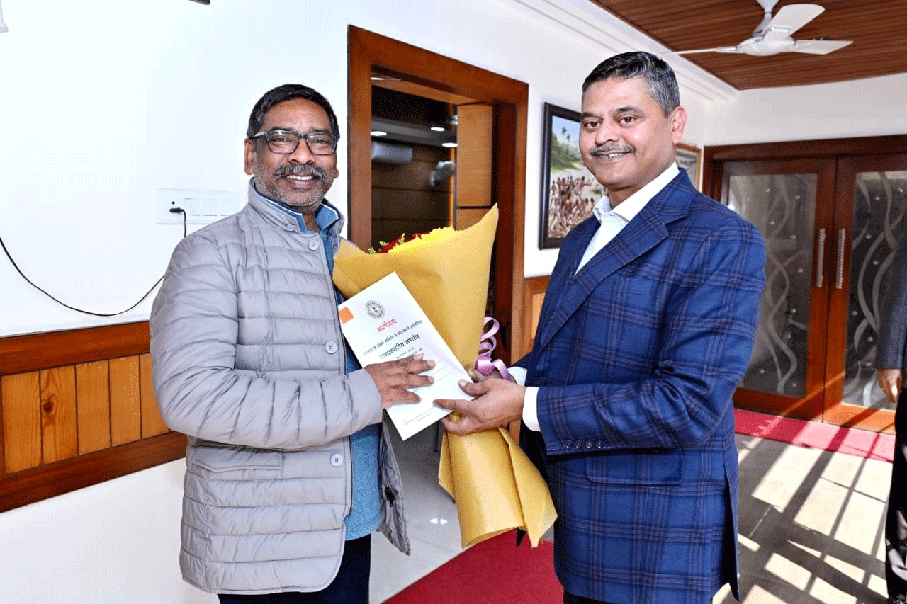हेमंत सरकार का एक साल: मुख्य सचिव ने CM को दिया राज्यस्तरीय समारोह का न्योता