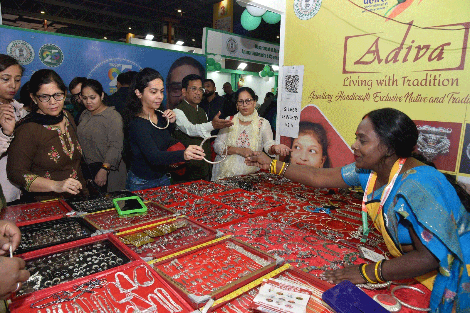 IITF सरस मेला 2025: झारखंड सखी मंडल ने तोड़ा रिकॉर्ड, 30 लाख की बिक्री