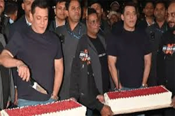 60 साल के हुए सलमान ,पैप्स के साथ मनया बर्थडे