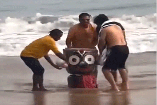 पुरी के समुद्र तट पर बहकर आई भगवान जगन्नाथ की प्रतिमा, वीडियो वायरल