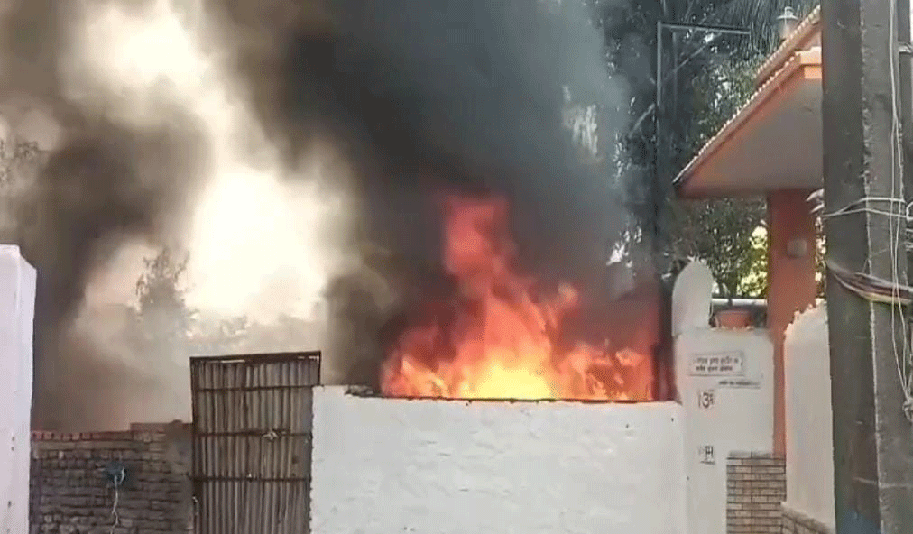 धनबाद :  सरायढेला न्यू बैंक कॉलोनी के कचरा गोदाम में लगी आग, सारे सामान जलकर खाक