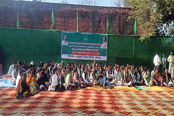 पलामू :  मनरेगा का नाम बदलने के विरोध में JMM का कचहरी परिसर में धरना