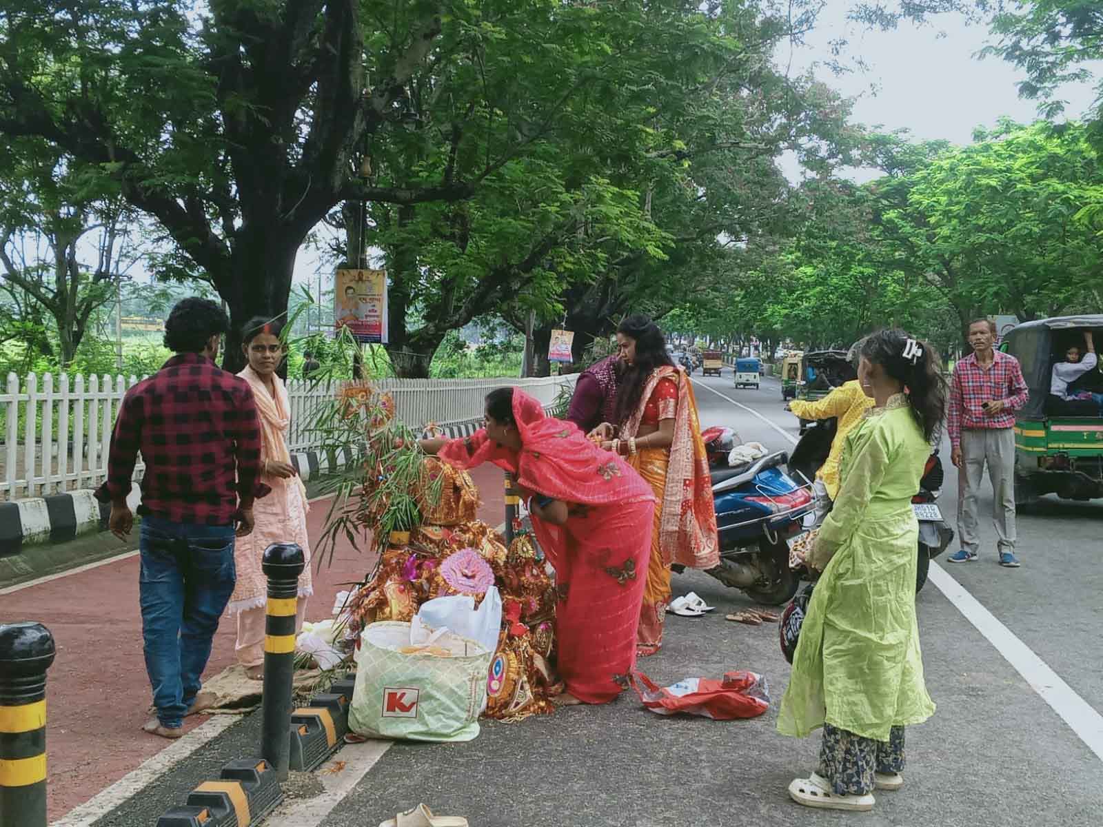 जगन्नाथपुर मंदिर मार्ग पर नवविवाहितों की श्रद्धा, आस्था का प्रतीक बनीं बांस की डालियां