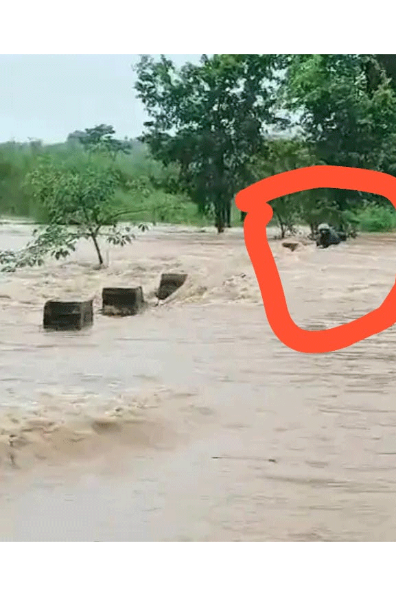 लोहरदगा: नदी के तेज बहाव में फंसा युवक, लोगों ने जान जोखिम में डालकर बचाया