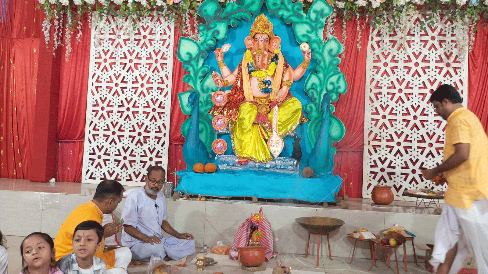 जादूगोड़ा में गणपति बप्पा की धूम, भक्तों के लिए खुले पट, श्रद्धालु ने सुख शांति की कामना