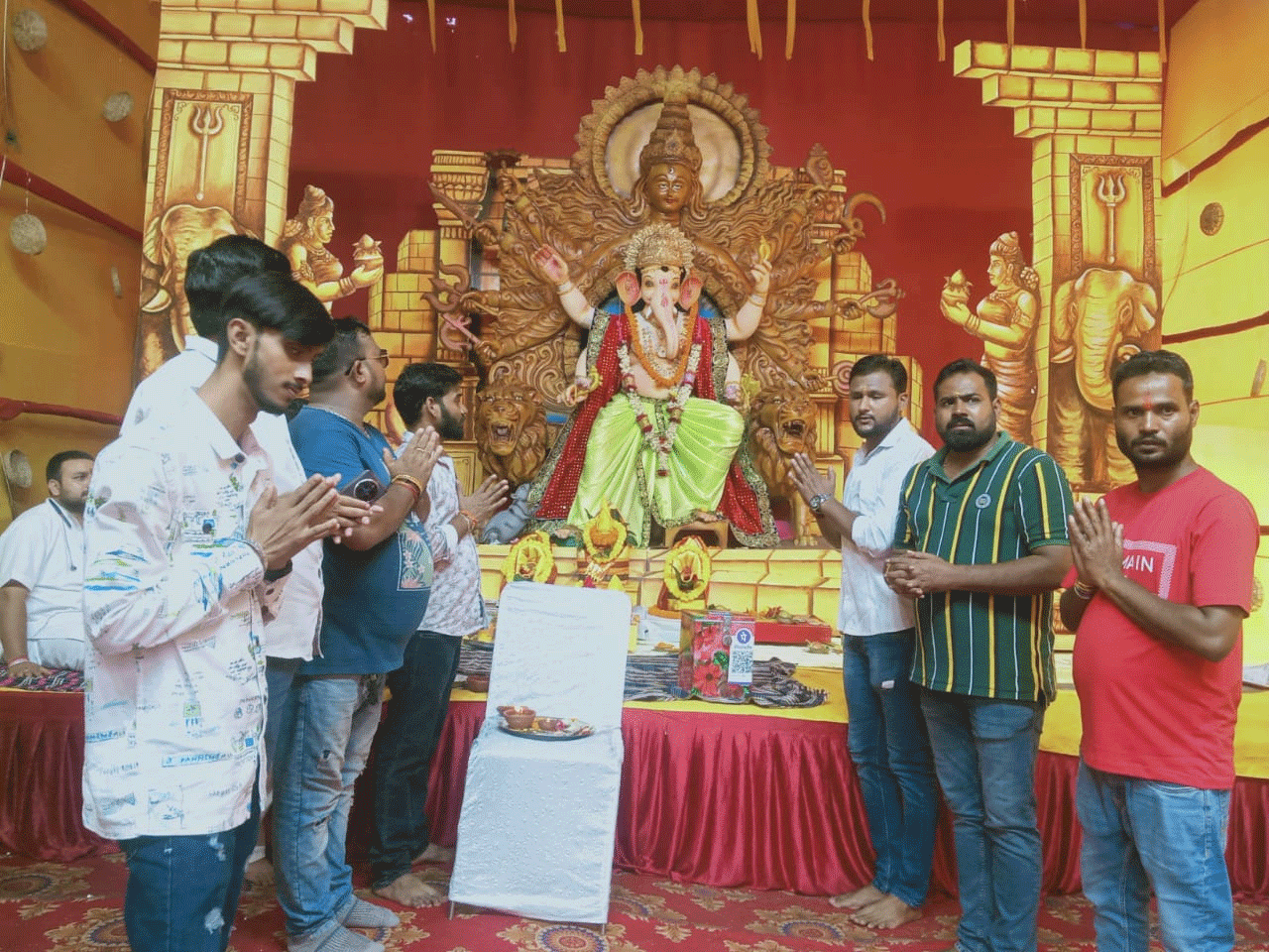 पूजा पंडालों में भगवान गणेश स्थापित, श्रद्धालुओं ने आस्था से किया पूजा