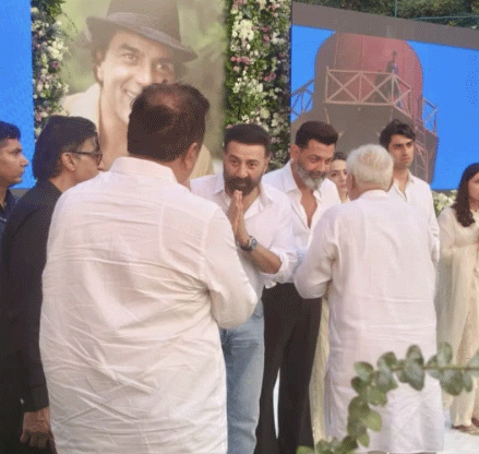 धर्मेंद्र की प्रेयर मीट में हाथ जोड़े खड़े नजर आए Sunny-Bobby Deol,वीडियो वायरल