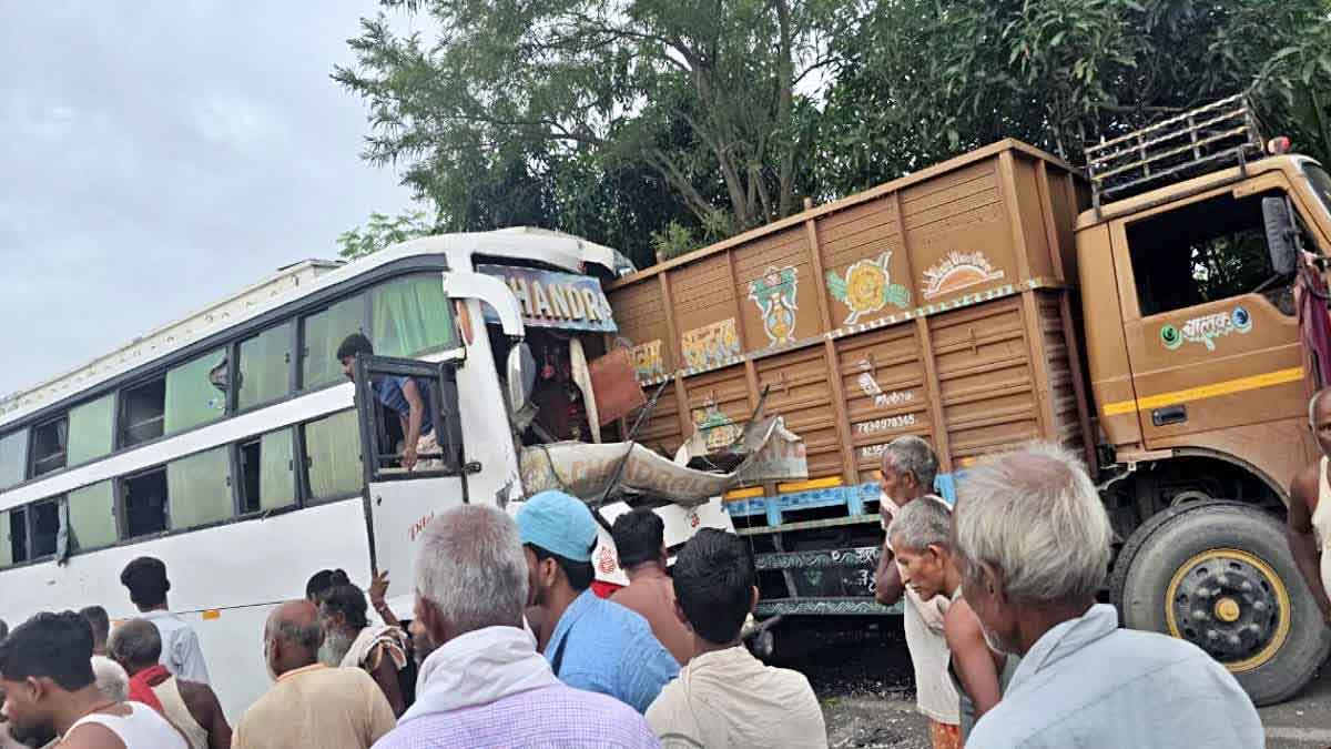 सुपौल :  तेज रफ्तार बस खड़े ट्रक से टकराई, 20 यात्री घायल, 7 की हालत गंभीर