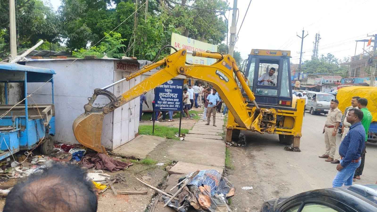लालपुर-कोकर रोड पर चला अतिक्रमण हटाओ अभियान, ठेला-गुमटी हटाए गए