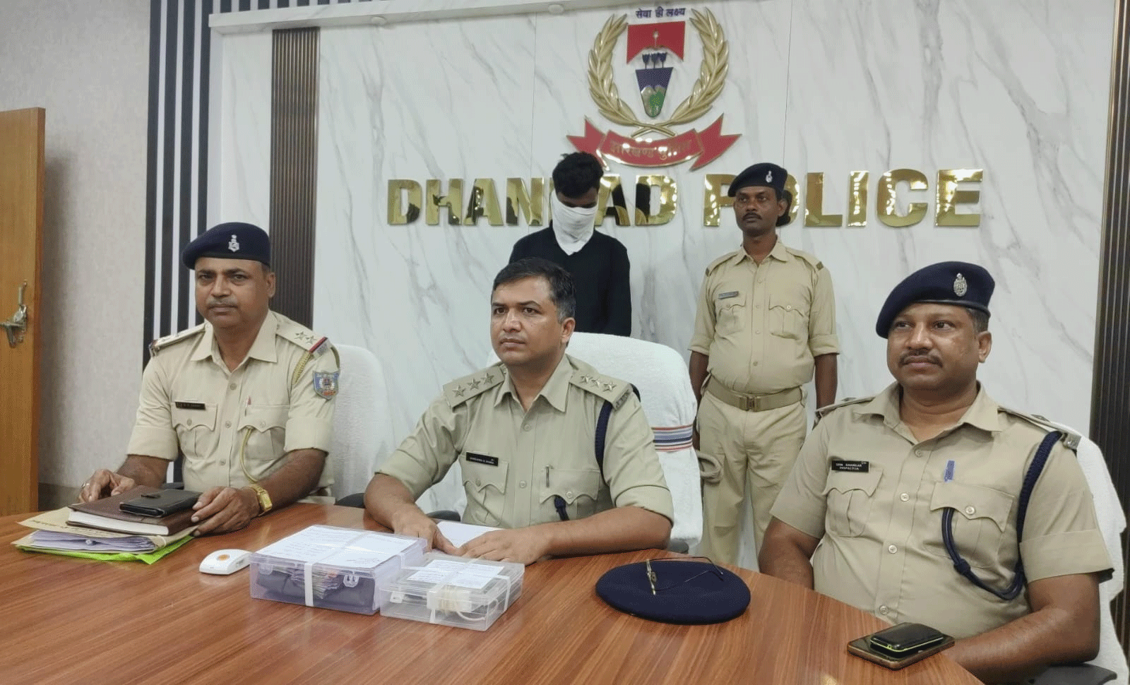 धनबाद:  97 हजार लूट की कहानी का हुआ खुलासा, माइक्रो फाइनेंस अधिकारी गिरफ्तार