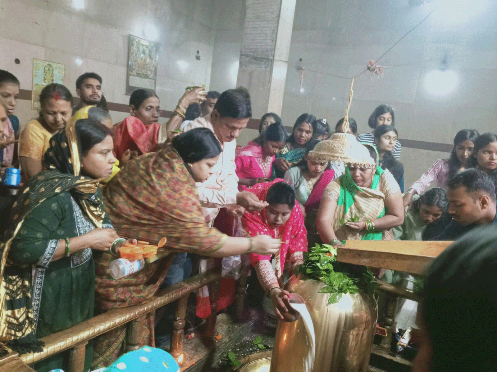 2160 फीट ऊंची पहाड़ी मंदिर में स्थापित शिवलिंग पर हजारों श्रद्धालुओं ने चढ़ाए जल