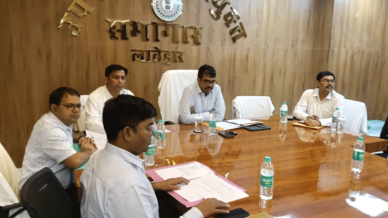 लातेहार : उपायुक्त की अध्यक्षता में आधारभूत संरचना से संबंधित समीक्षा बैठक संपन्न