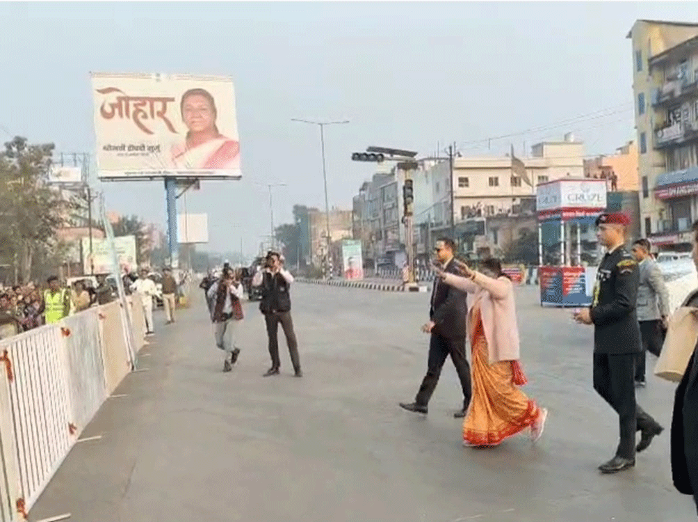 राष्ट्रपति ने पेश की सादगी की मिसाल: लोगों के बीच पहुंचीं, अभिवादन किया स्वीकार