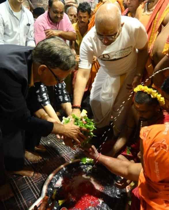 देवघर में 16वें वित्त आयोग की टीम का भव्य स्वागत, अध्यक्ष अरविंद पनगढिया से की पूजा-अर्चना