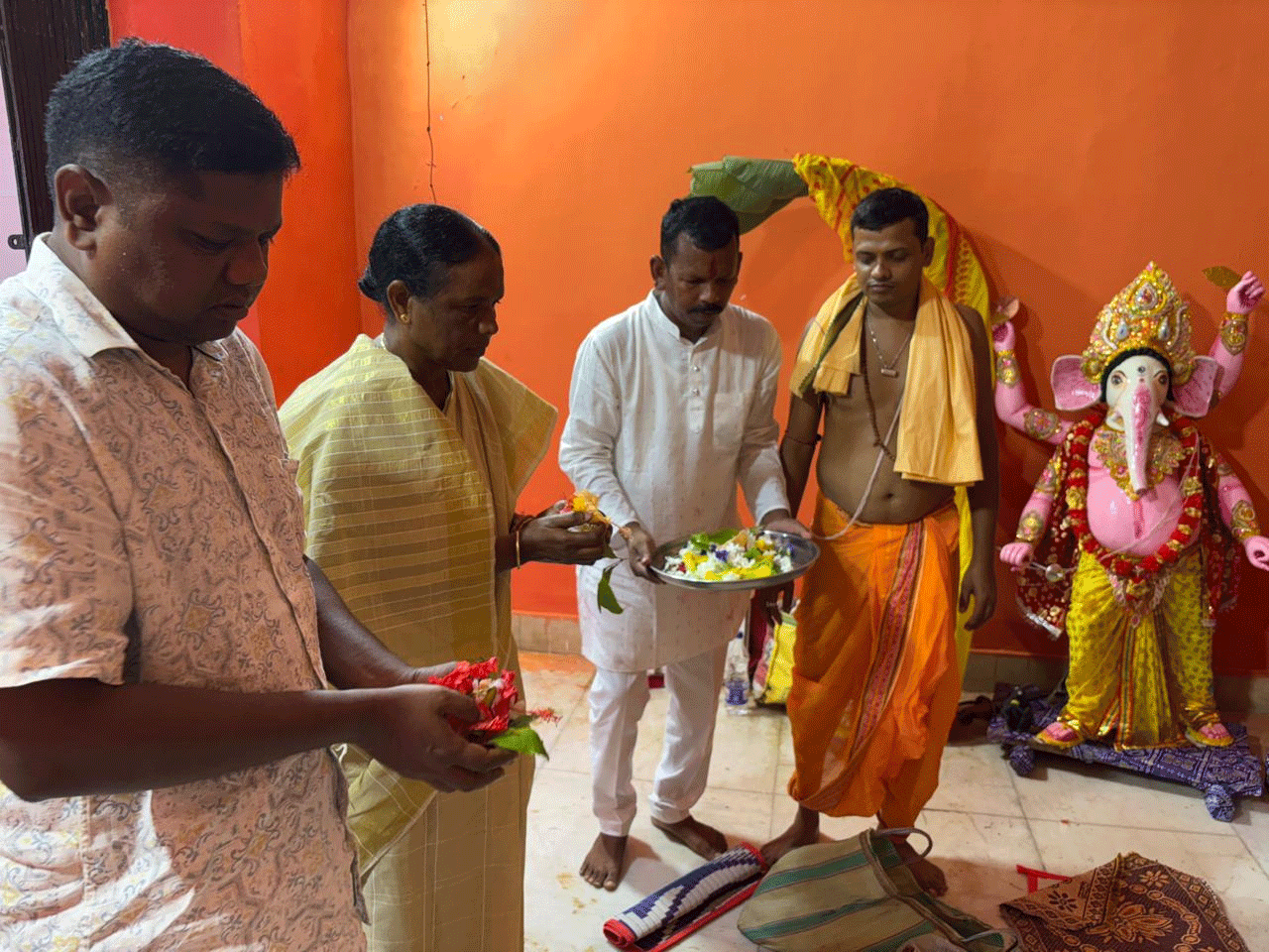 गोविंदपुर : दुर्गा पूजा पंडाल पहुंचे सांसद और विधायक, लिया मां दुर्गा का आशीर्वाद