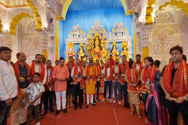 रांची : चंद्रशेखर आजाद चौक दुर्गा पूजा समिति ने डॉक्टरों को किया सम्मानित