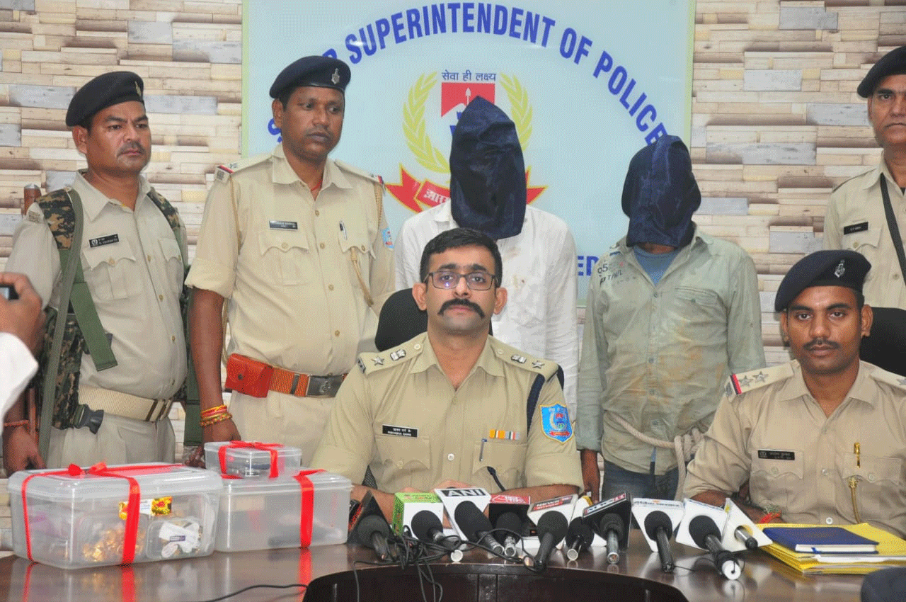 जमशेदपुर: ज्वेलरी कारोबारी से लूट का खुलासा,1.50 करोड़ के आभूषण के साथ दो गिरफ्तार