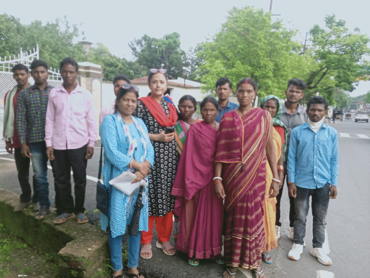 पत्थर खदान से प्रभावित 300 आदिवासी परिवारों ने CM हाउस पहुंच सौंपा ज्ञापन