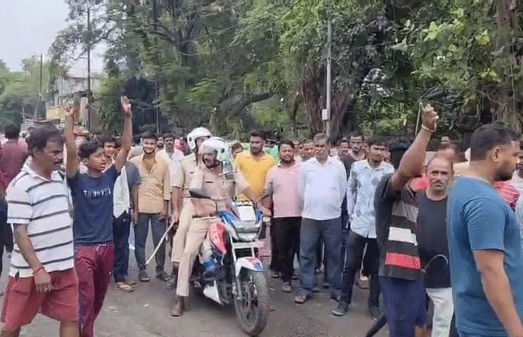 धनबाद: फुटपाथ दुकानदारों का प्रशासन के खिलाफ प्रदर्शन, आजीविका बचाने की उठी मांग