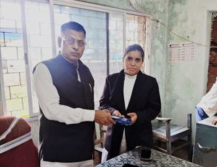 लातेहार : अधिवक्‍ता संघ के सचिव ने नव आंगतुक अधिवक्‍ताओं का स्‍वागत किया