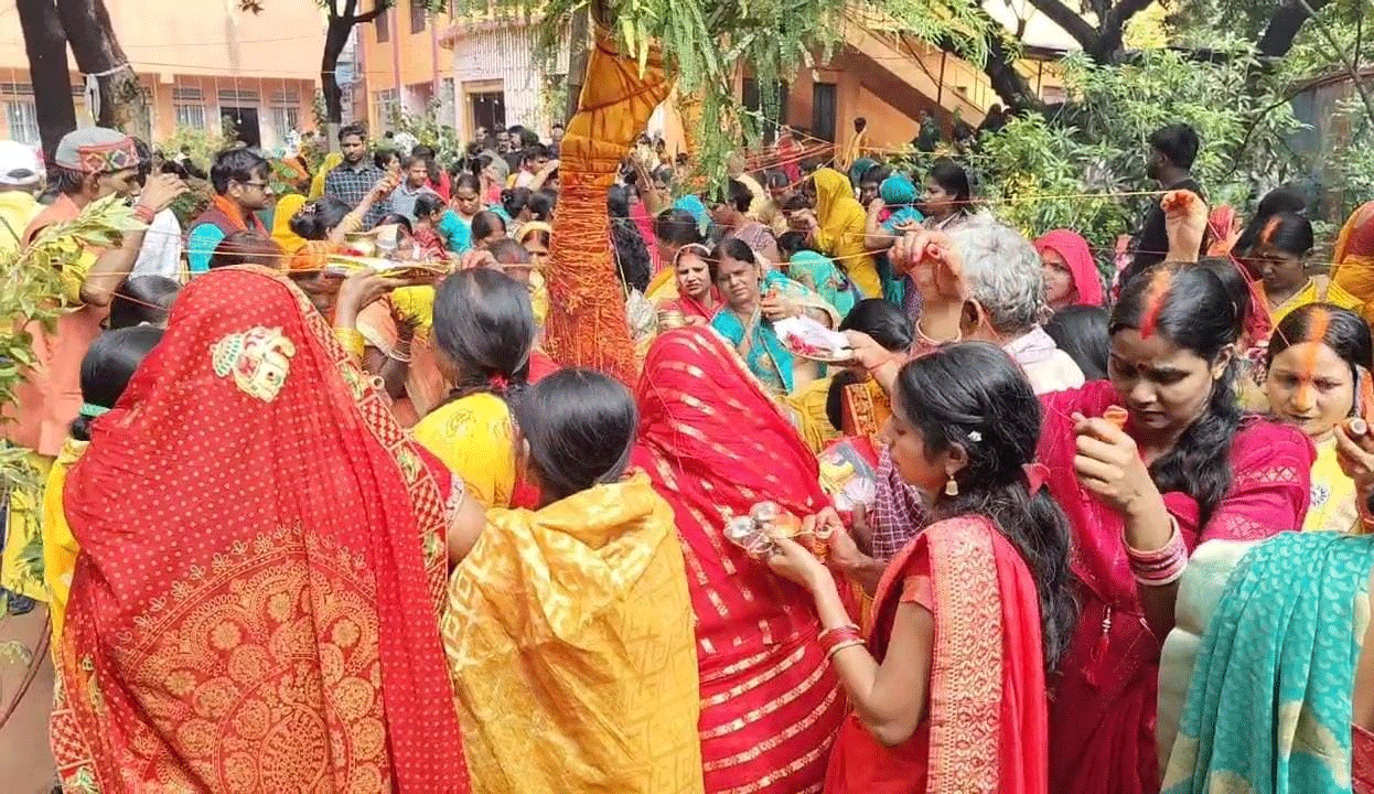 धनबाद : आंवला नवमी पर रामकृष्ण मंदिर में उमड़ी श्रद्धालुओं की भीड़