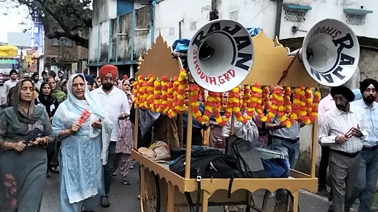 गिरिडीह : गुरु नानक देव जी के 556वें प्रकाश पर्व पर प्रभात फेरी निकली