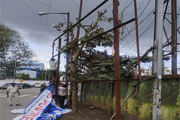 रांची नगर निगम का अभियान जारी, डोरंडा क्षेत्र से हटाए गए दो अवैध होर्डिंग्स