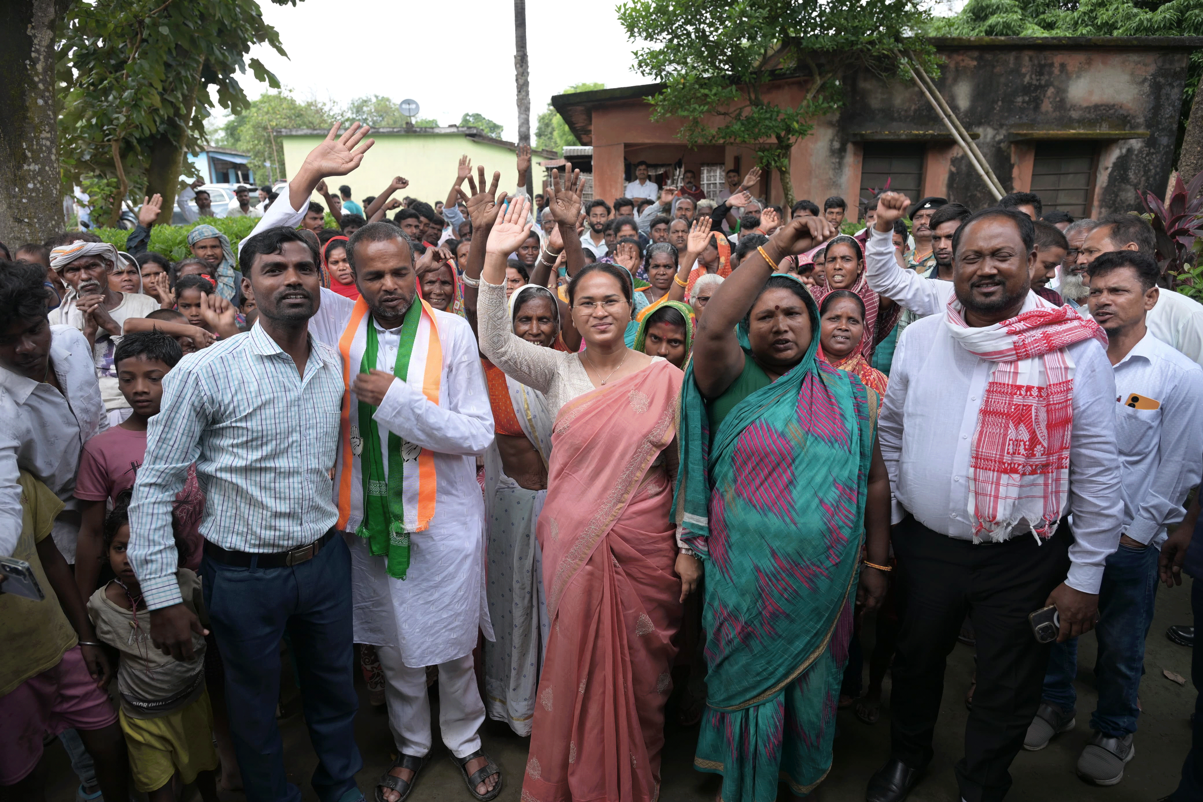 कसबा में कांग्रेस उम्मीदवार के पक्ष में शिल्पी नेहा तिर्की ने मांगा वोट