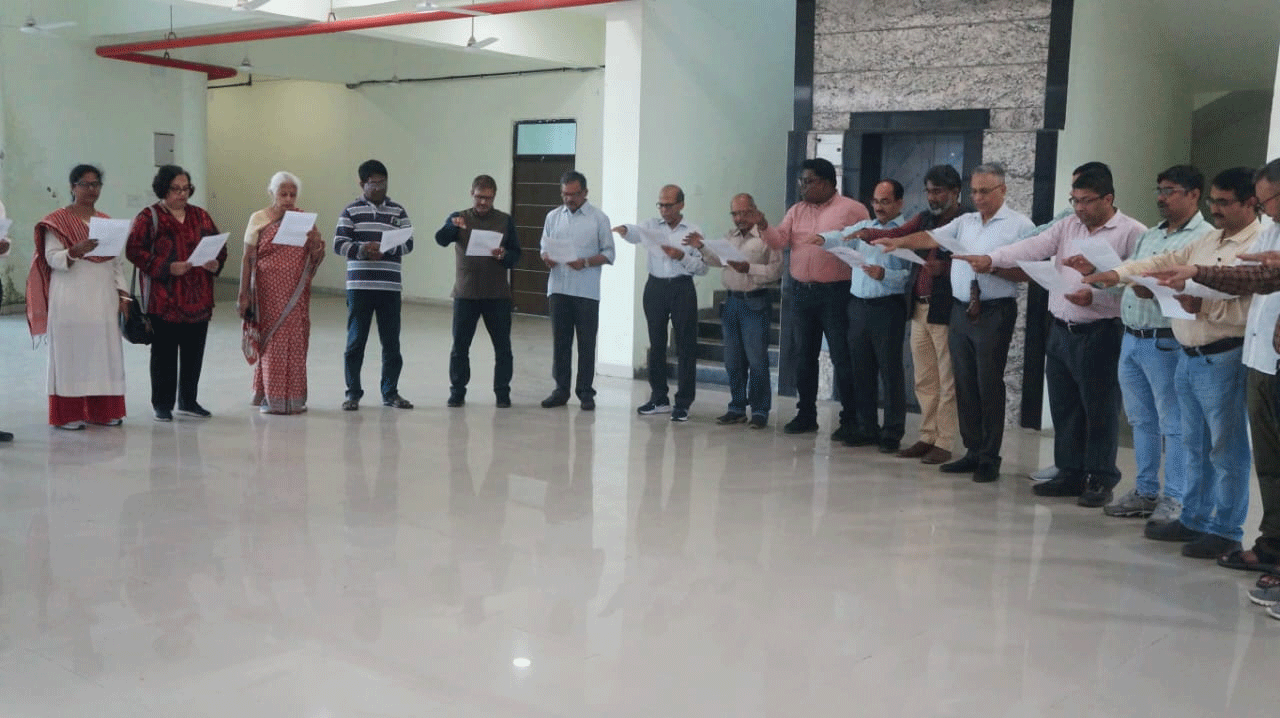 CUJ में सतर्कता जागरूकता सप्ताह के तहत कर्मचारियों ने ली सत्यनिष्ठा की शपथ