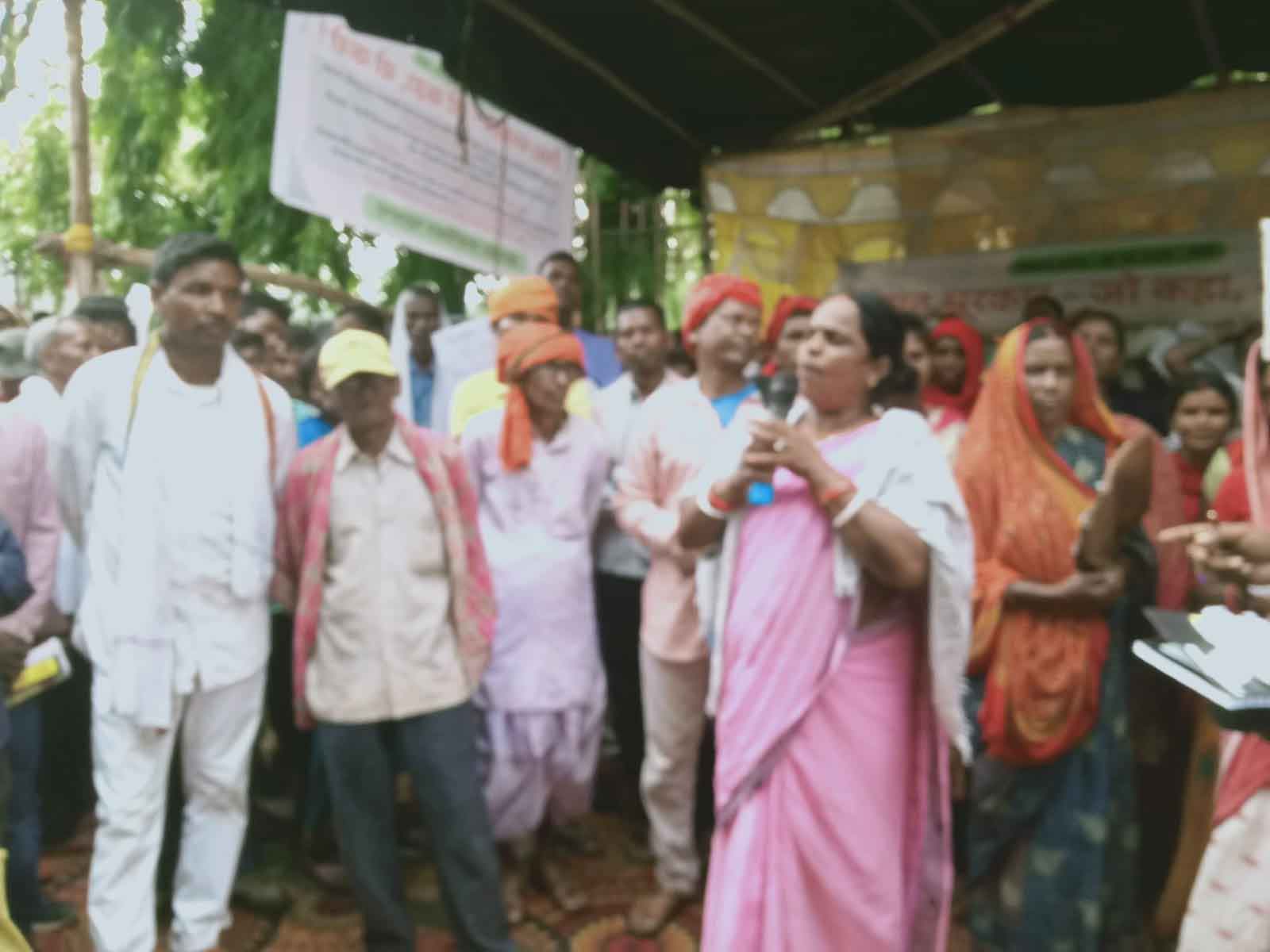 वन भूमि से बेदखली के खिलाफ गरजे आदिवासी, राजभवन के समक्ष जोरदार प्रदर्शन