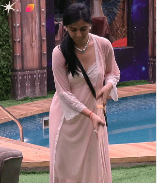 Bigg Boss 19: तान्या मित्तल का झाड़ू लगाने का अनोखा अंदाज वायरल, बोलीं- मेरे हाथ कट रहे...
