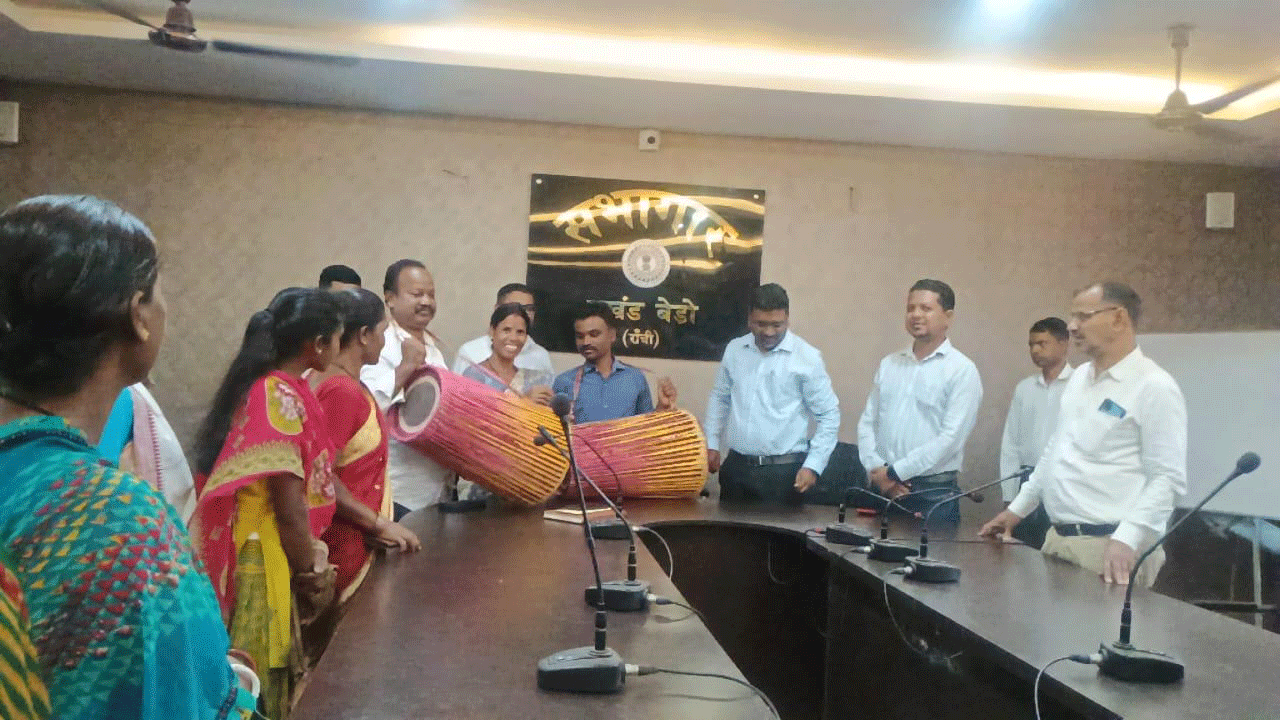 करमा पर्व से पहले बेड़ो के कलाकारों को मिला मांदर का तोहफ़ा