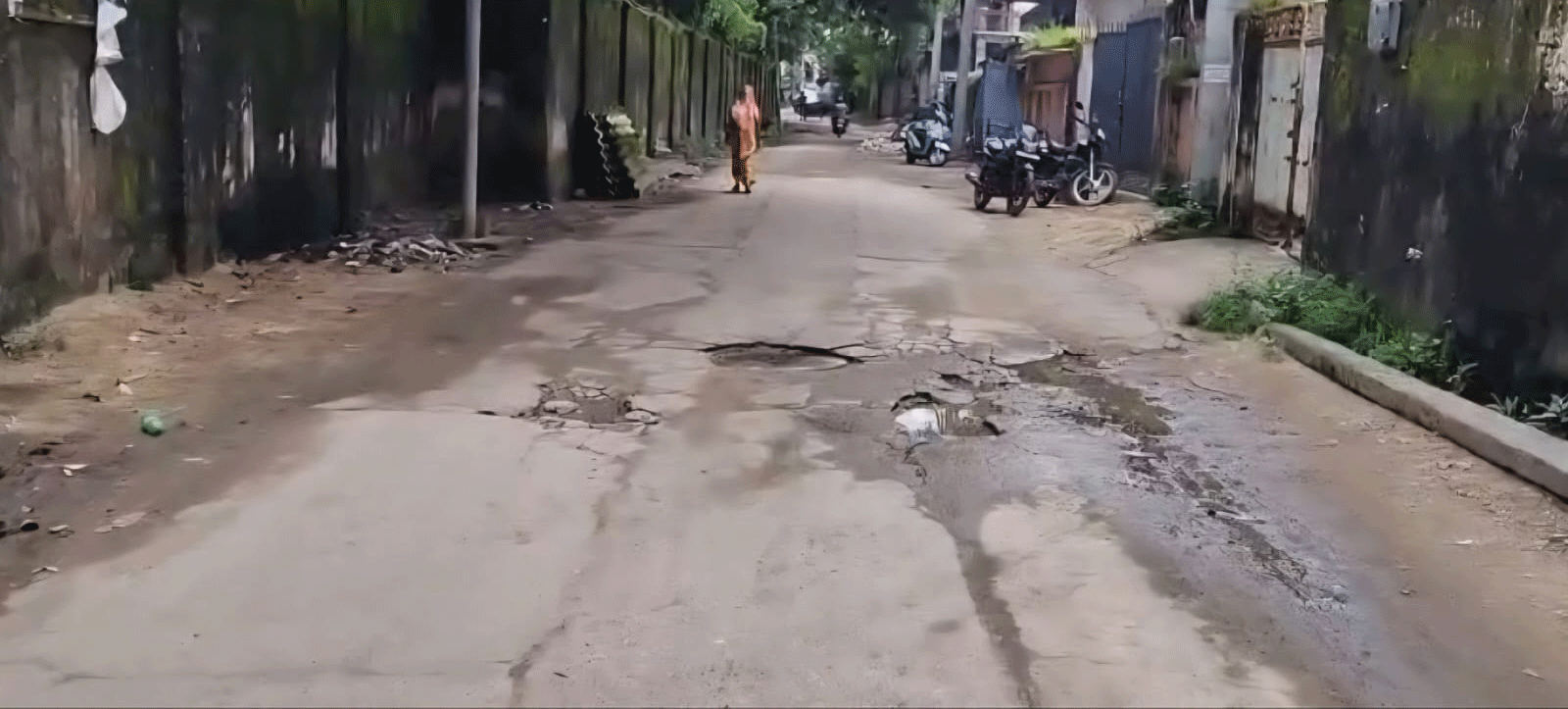 शहर की मुख्य सड़कों पर निगम की नजर, पर गली-मोहल्लों की सड़कें उपेक्षा का शिकार