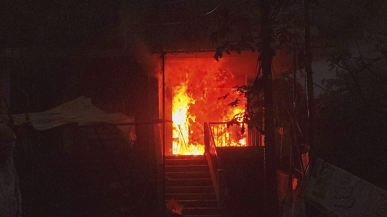 पलामू :  दो नंबर टाउन के राशन दुकान में लगी आग, शॉर्ट सर्किट की आशंका