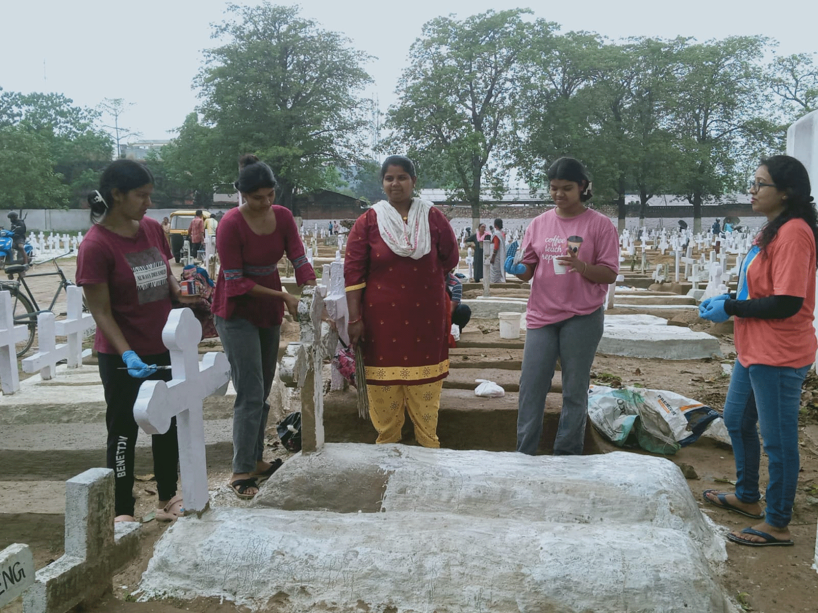 2 नवम्बर को कब्र पर्व : रोमन कैथोलिक विश्वासी  पूर्वजों को करेंगे याद