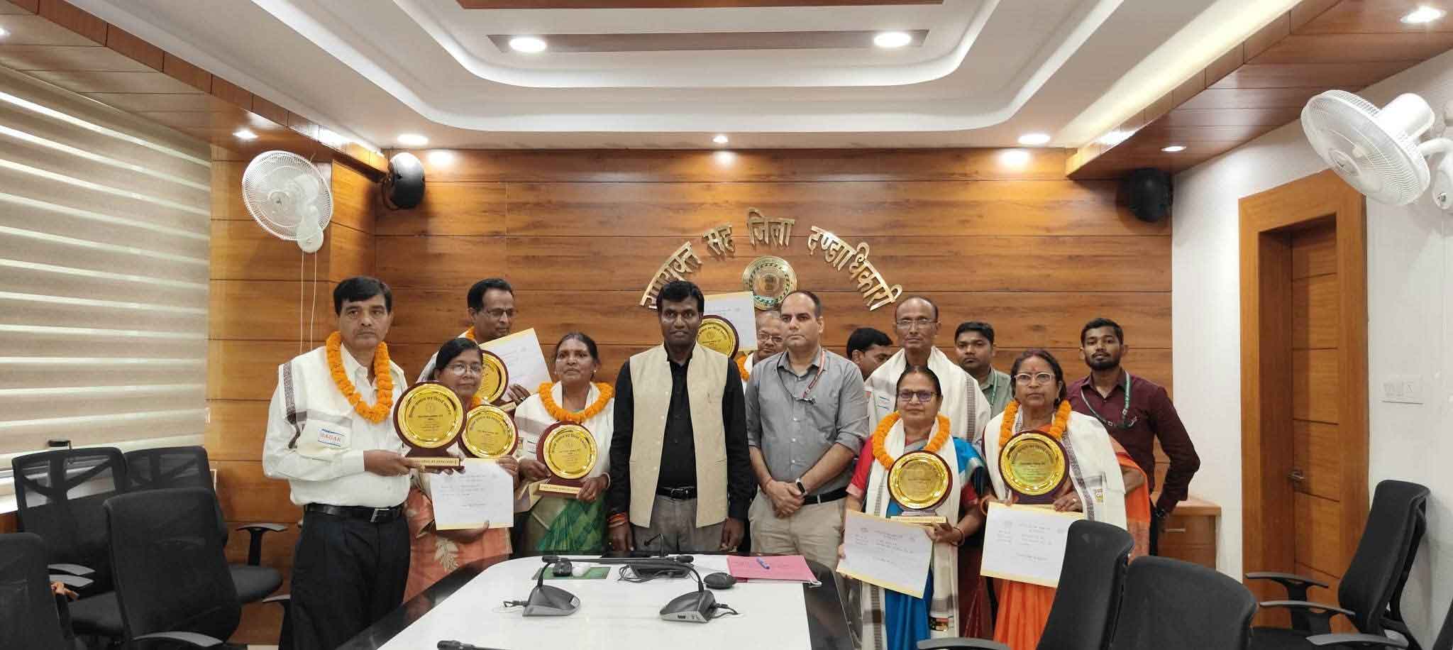रांची: रिटायर हुए शिक्षकों को उपायुक्त ने किया सम्मानित