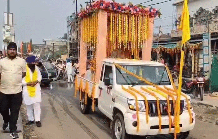 गुरु नानक देव जी की 566वीं जयंती पर निरसा में निकली भव्य प्रभात फेरी