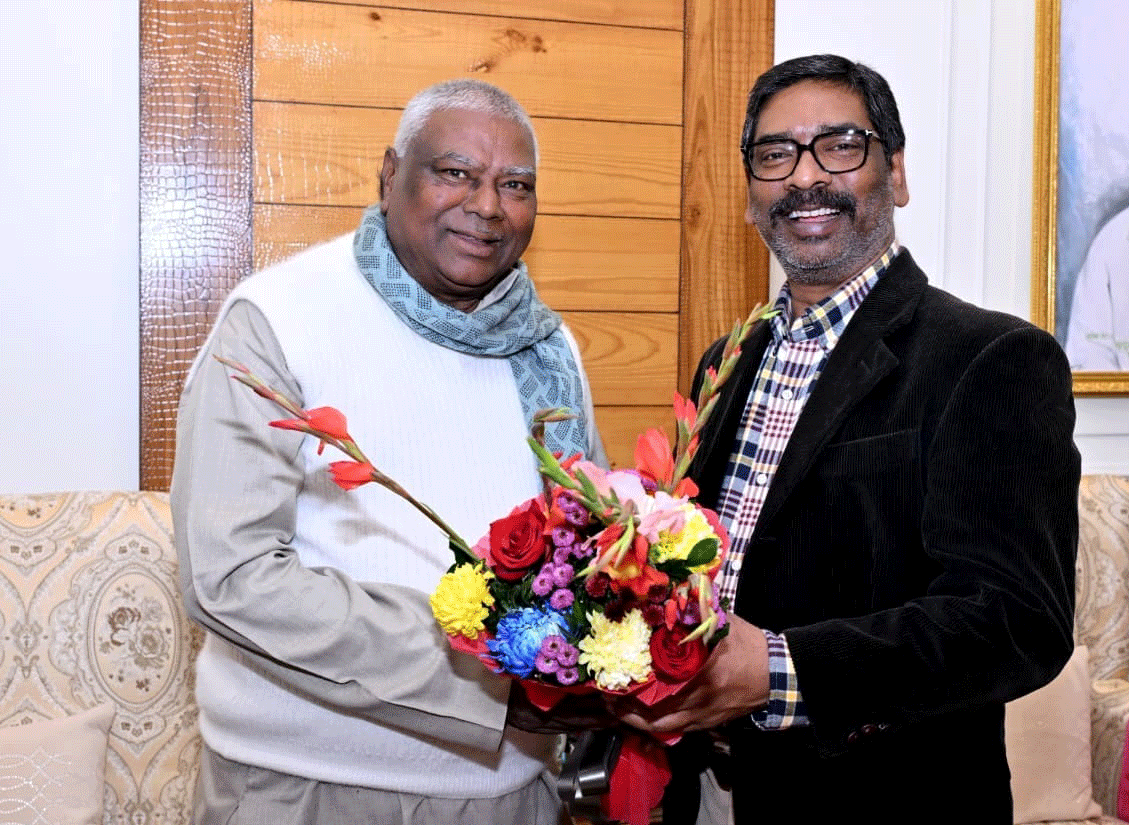 सीएम से मिले मंत्री चमरा लिंडा, हफीजुल हसन और विधायक मथुरा महतो. दी नव वर्ष की बधाई