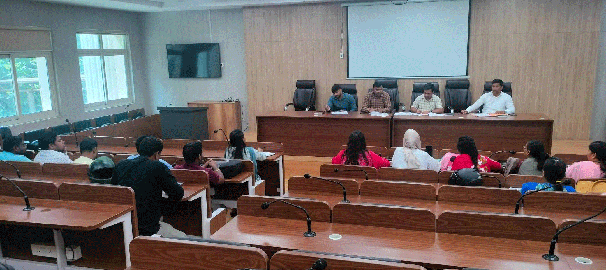प्रधानमंत्री आवास योजना के काम की समीक्षा, अफसरों को दिए गए जरूरी निर्देश