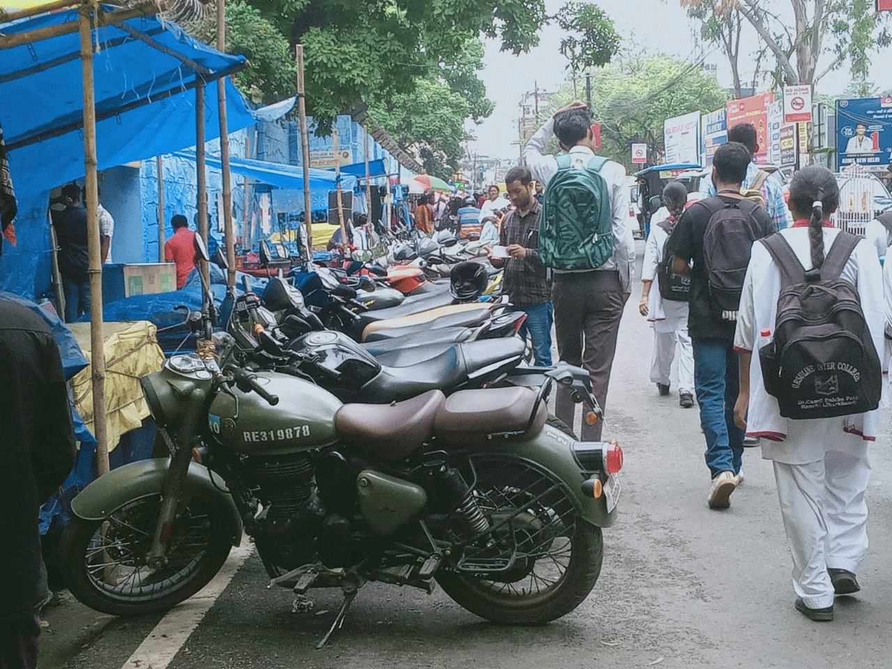 पुरूलिया रोड पर सड़क किनारे अवैध पार्किंग, अतिक्रमण हटाओ अभियान बेअसर