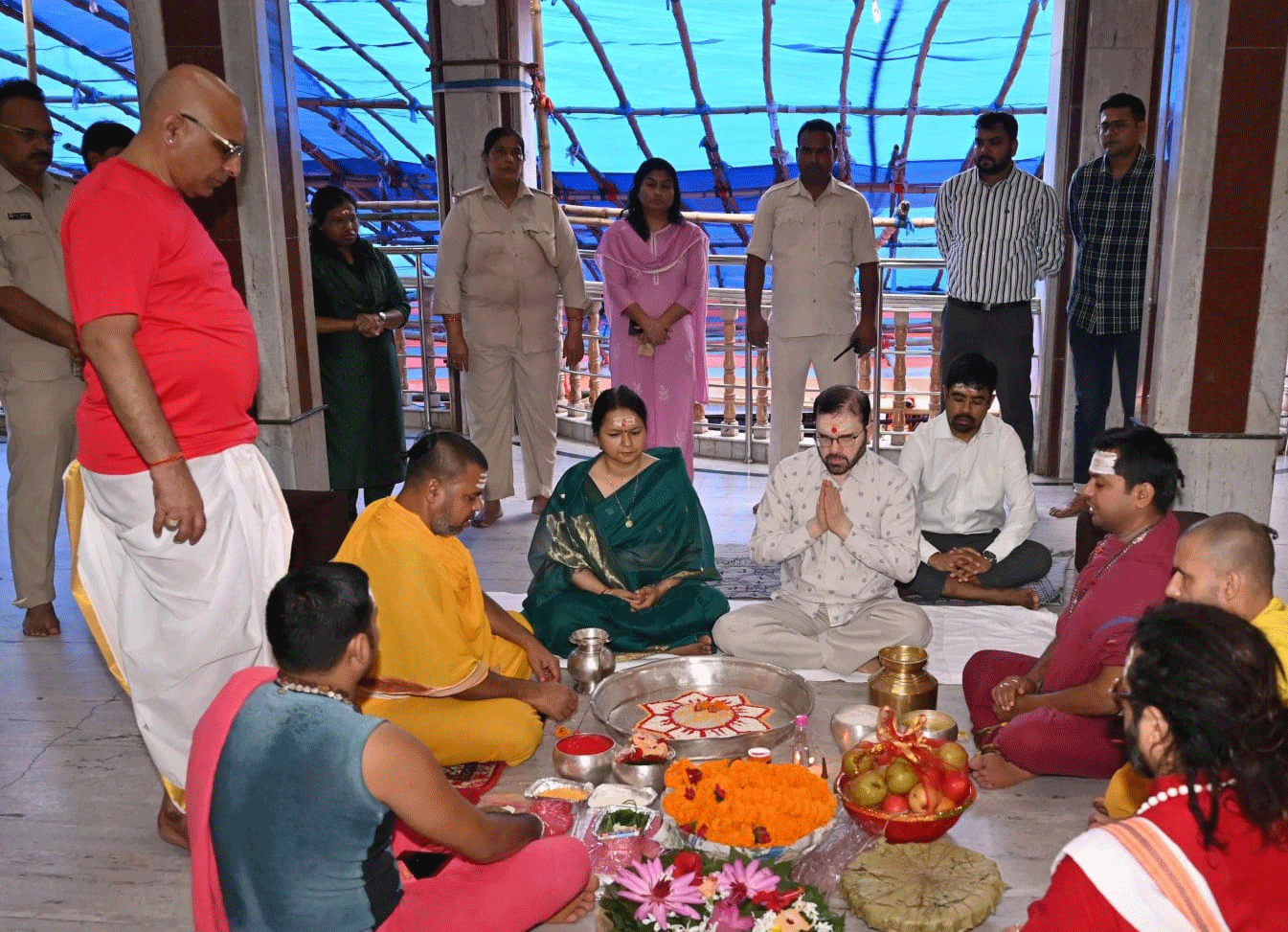 मुख्य सचिव ने बाबा बैद्यनाथ और बासुकीनाथ धाम में की पूजा-अर्चना