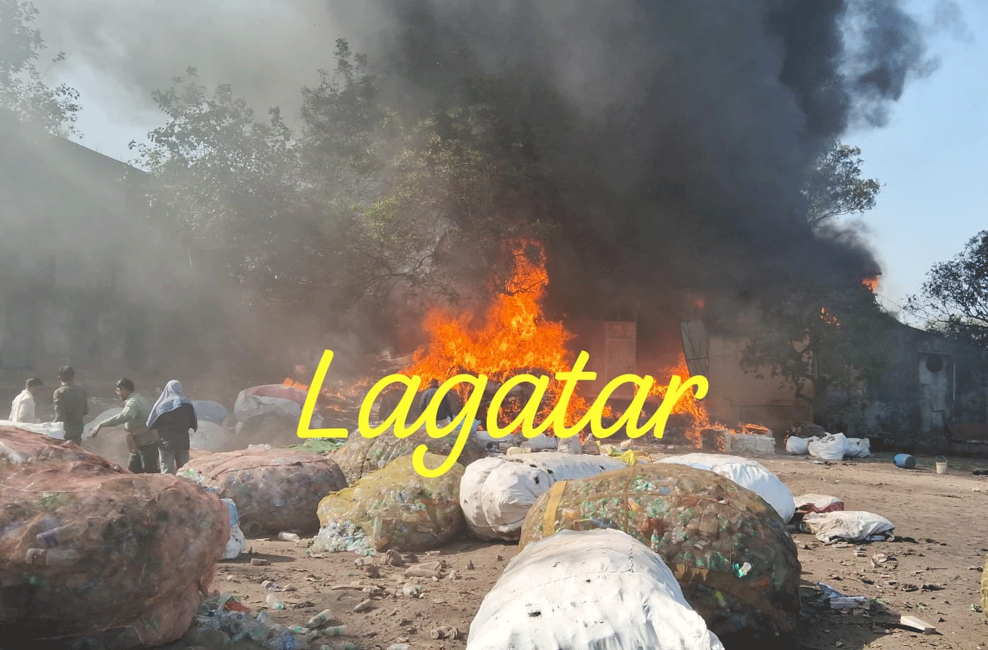 धनबाद : स्क्रैप गोदाम में भीषण आग,  70-80 लाख के नुकसान का अनुमान