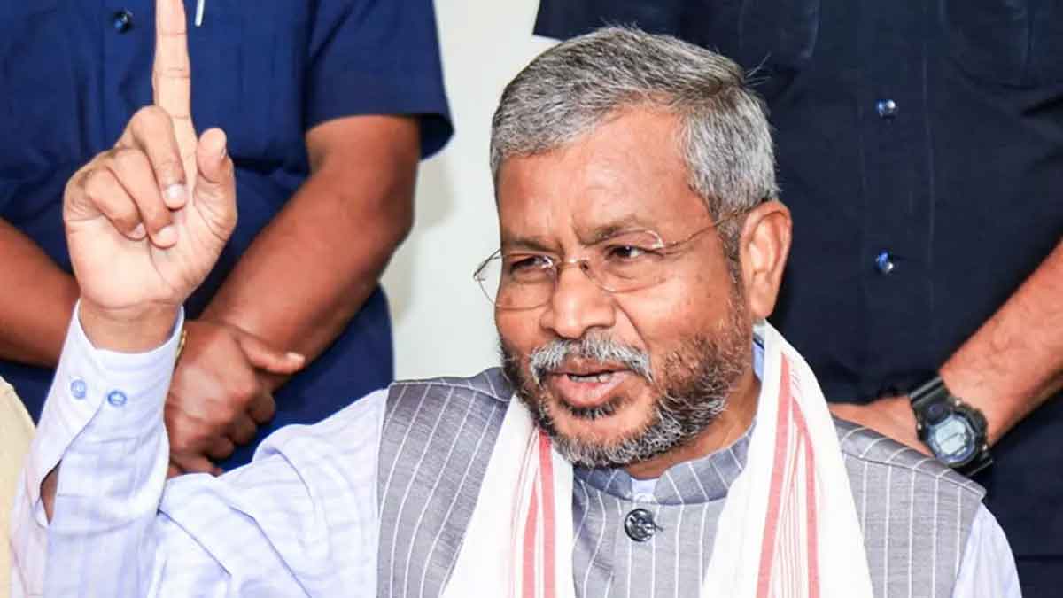 विश्व पर्यावरण दिवस पर बाबूलाल मरांडी ने लगाया आम का पौधा, गंगा स्नान भी किया