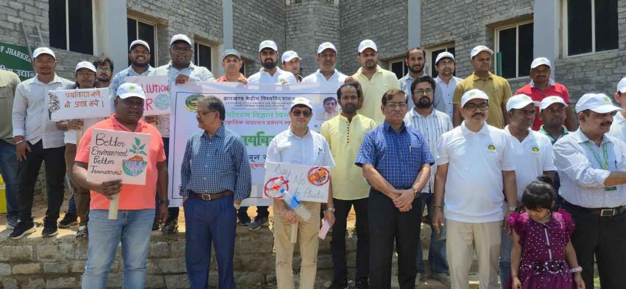 सीयूजे ने मनाया पर्यावरण दिवस, पौधे लगाये गांव वालों को ऑर्गेनिक खेती सिखाई