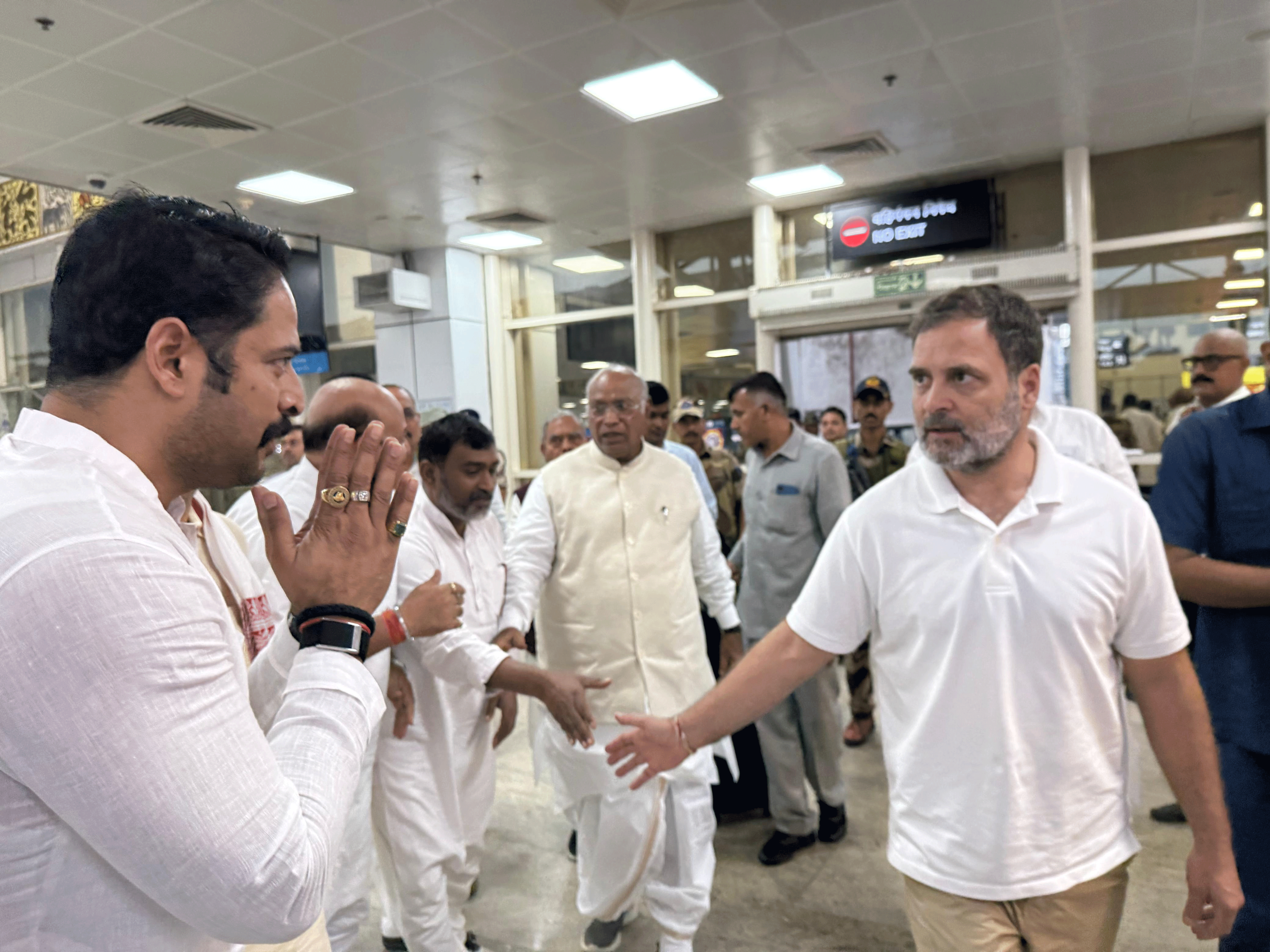 राहुल गांधी और खड़गे पहुंचे रांची, गुरुजी के अंतिम संस्कार में होंगे शामिल