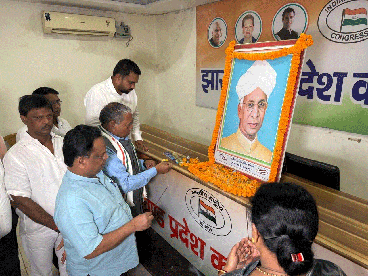 कांग्रेसजनों ने मनाई पूर्व राष्ट्रपति डॉ. सर्वपल्ली राधाकृष्णन की जयंती
